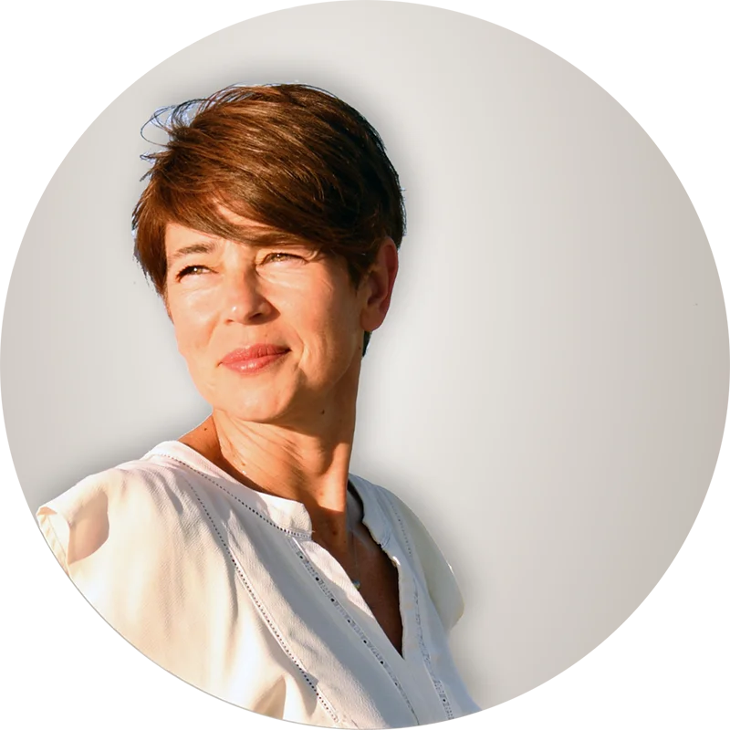 Portrait de Stéphanie Miglierina en lumière naturelle, illustrant son parcours professionnel.