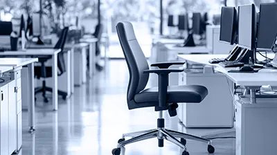 Chaise de bureau vide dans un open space, illustrant la pénurie de compétences et les difficultés de recrutement dans les petites structures.